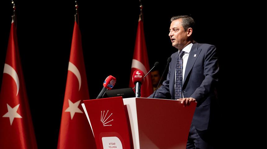 CHP'ye 'sürpriz' transfer! İYİ Parti'den istifa etmişti... Ayşe Sibel Yanıkömeroğlu'nun parti rozetini Özgür Özel taktı