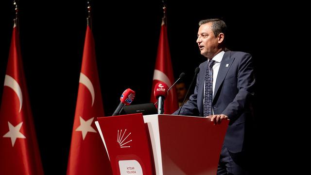 CHP'ye 'sürpriz' transfer! İYİ Parti'den istifa etmişti... Ayşe Sibel Yanıkömeroğlu'nun parti rozetini Özgür Özel taktı