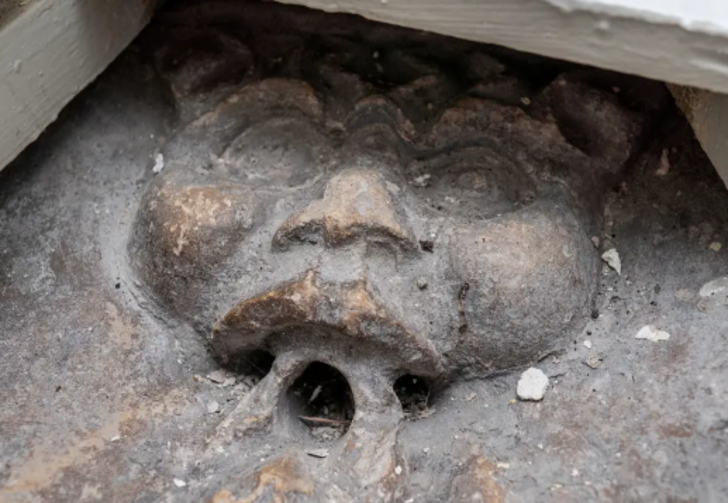 700 yıllık evlerinin banyosunu temizlerken öyle bir şey buldular ki... "Gördüğümde bir şeye benzetemedim" G1