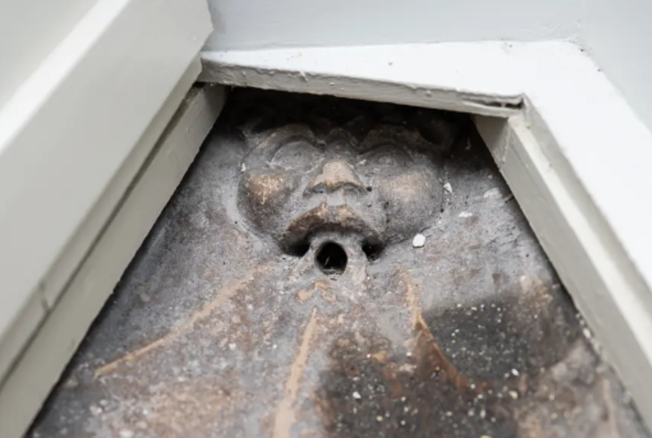 700 yıllık evlerinin banyosunu temizlerken öyle bir şey buldular ki... "Gördüğümde bir şeye benzetemedim" G3