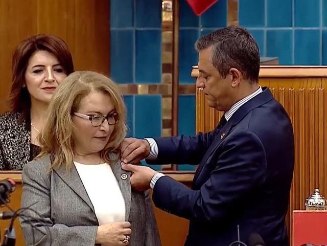 CHP'ye 'sürpriz' transfer! İYİ Parti'den istifa etmişti... Ayşe Sibel Yanıkömeroğlu'nun parti rozetini Özgür Özel taktı 640xauto
