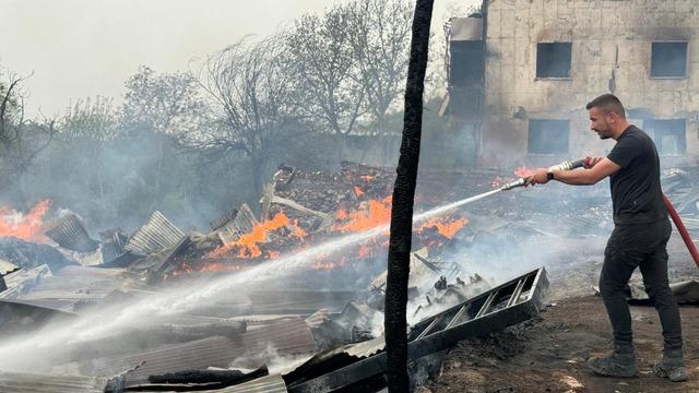 Kastamonu'da 2 ev, sera ve ahırlar yandı, 4 büyükbaş hayvan öldü