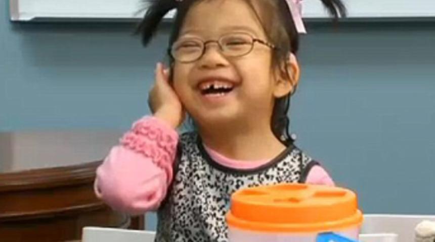 İşitme engelli kızın b&uuml;y&uuml;k sevinci