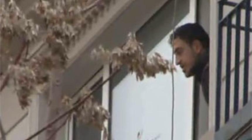 Genç kızı rehin alan zanlı vuruldu