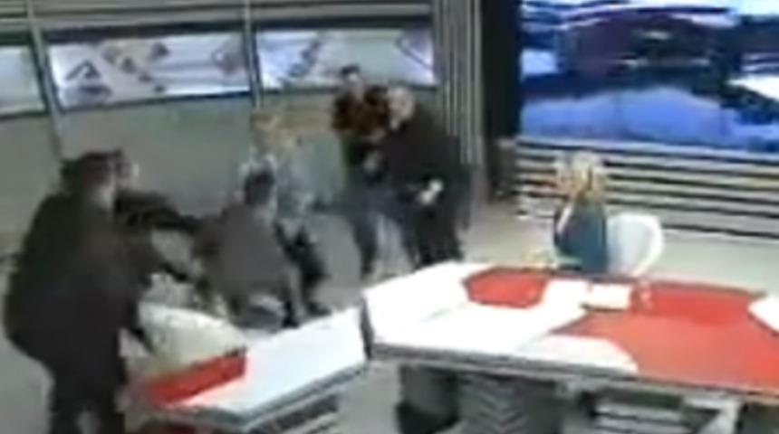 Siyasi programda yumruklaştılar