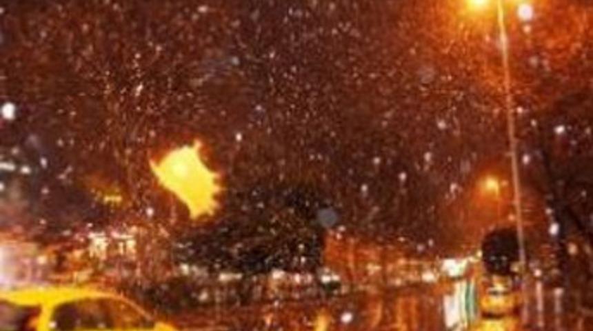 İstanbul&rsquo;da lapa lapa kar yağdı