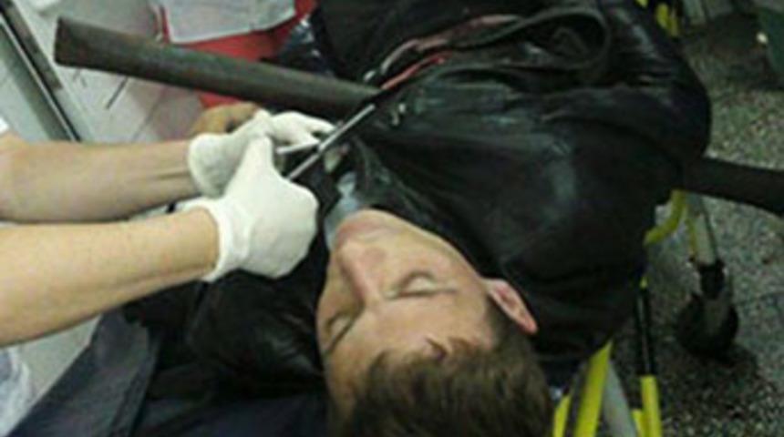 V&uuml;cuduna 2 metrelik boru saplandı!