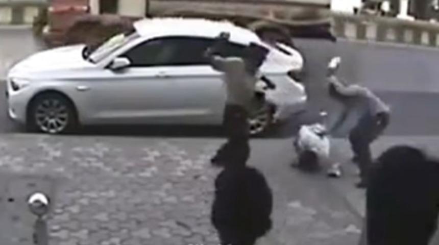 Silahlı satırlı dehşet kamerada