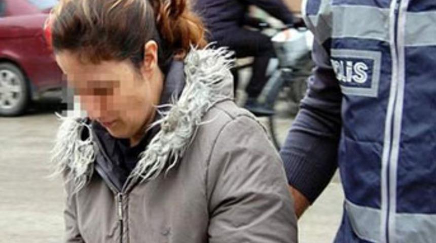 Kocasını ve sevgilisini bıçakladı