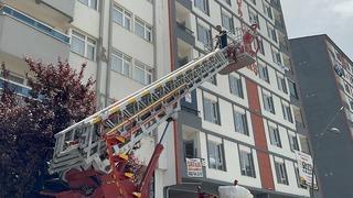 6 gündür haber alınamıyordu! Ekipler 4. kattaki eve balkondan girdi! Uyuduğu ortaya çıktı