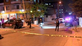 Küçükçekmece’de kaldırımda oturan gruba silahlı saldırı! Yaralılar var 