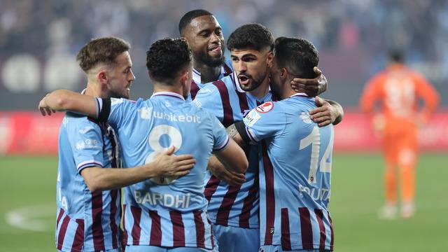 Trabzonspor 10 kişi tamamladığı maçı 3-2 kazandı! Bordo-mavililer Türkiye Kupası yarı finalinde avantajı cebine koydu