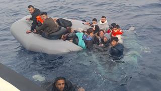 İzmir açıklarında 45 düzensiz göçmen kurtarıldı