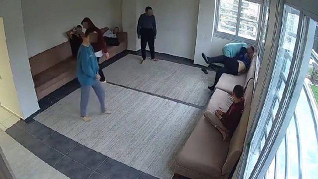 'Kafanı kırarım senin' deyip... Otizmli gence doğum gününde bakıcı şiddeti! Anneye 'Tatsızlık yaşandı' açıklaması