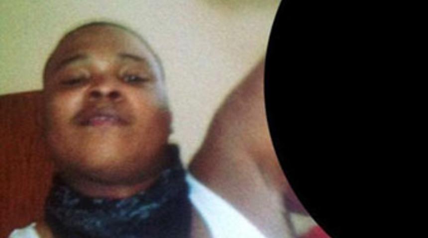 Annesinin kafasını kesip poz verdi