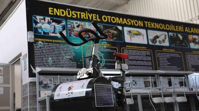 Liseli genç kondisyon bisikletinde harcadığı enerjiyi elektriğe çevirdi