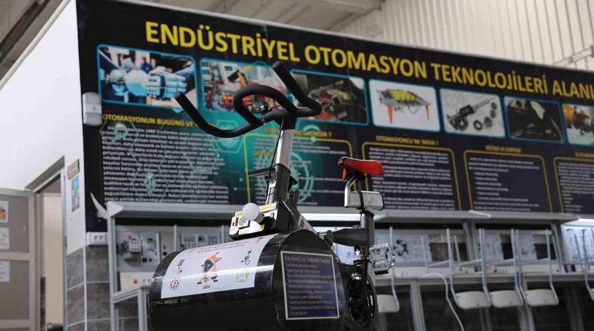 Liseli genç kondisyon bisikletinde harcadığı enerjiyi elektriğe çevirdi