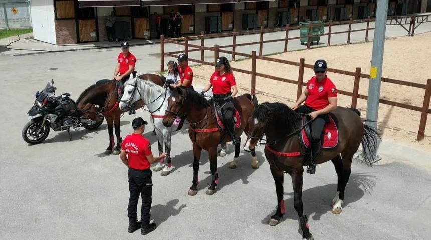 Adana’da engelli çocuklar polis araçlarına ve ata bindi