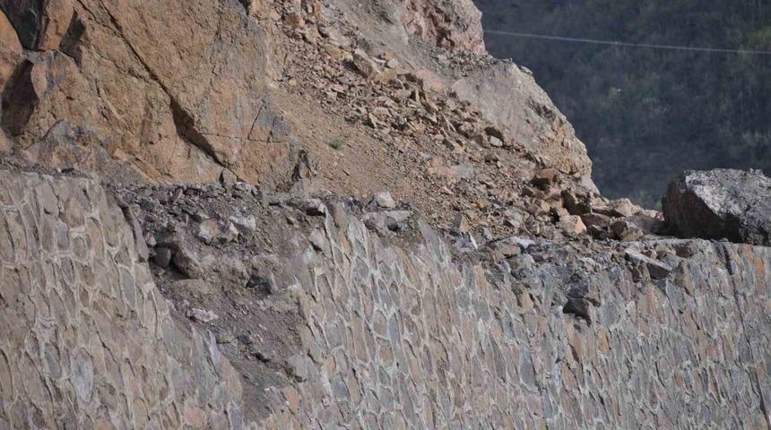Doğu ve G&uuml;neydoğu&rsquo;yu Karadeniz&rsquo;e bağlayan yolda kaya d&uuml;şmesi ve heyelan tehlikesi