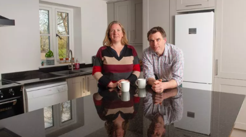 Başlarına talih kuşu kondu! Mutfaklarını yenilemek isteyen çift beton zemini kırdı... İçinden hayatlarını değiştirecek servet çıktı