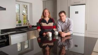 Başlarına talih kuşu kondu! Mutfaklarını yenilemek isteyen çift beton zemini kırdı... İçinden hayatlarını değiştirecek servet çıktı