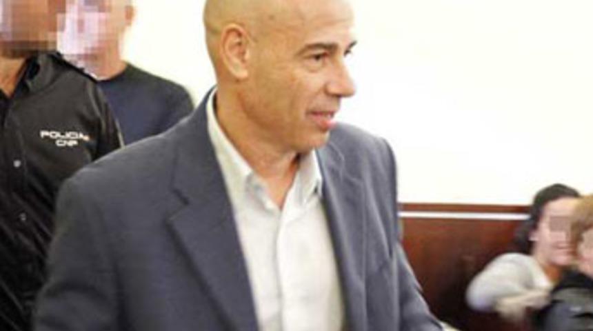 &Ouml;ğrencilerini taciz ettiğini kabul etti