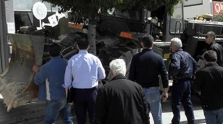 Bankaya buldozerle girdi!