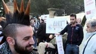 Öfkeli kalabalık sarayı bastı