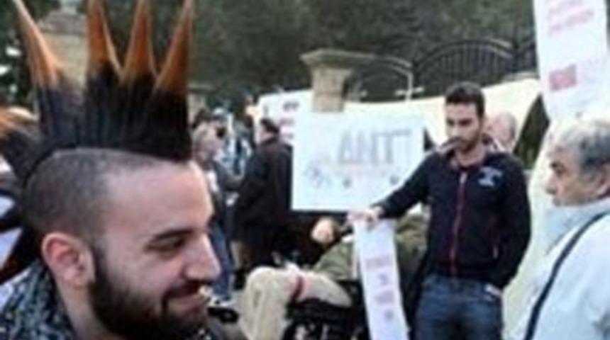 Öfkeli kalabalık sarayı bastı