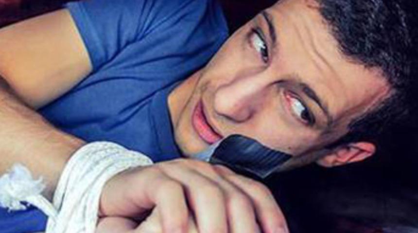 Korkudan kendisini ka&ccedil;ırdı