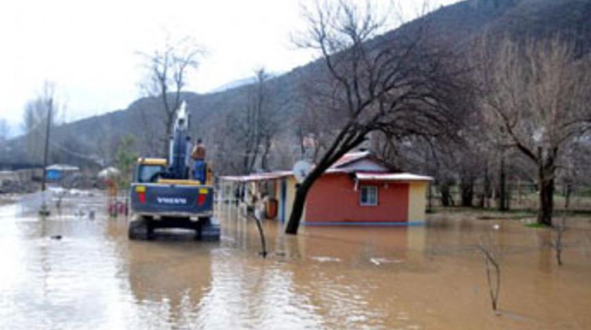 Harşit &Ccedil;ayı taştı, 30 evi su bastı