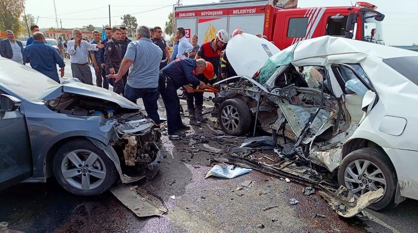Şanlıurfa'da feci kaza! 3 ara&ccedil; birbirine girdi: 1 &ouml;l&uuml;, 2'si ağır 6 yaralı