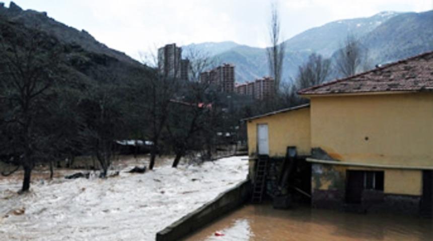 G&uuml;m&uuml;şhane'yi sel vurdu!