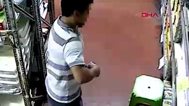 Görüntüleri izleyen herkes şaşırıyor! 2 kiloluk kaşar peynirini pantolonuna saklayıp, çaldı