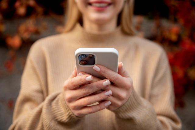 close-up-smiley-woman-with-phone_23-2149191785