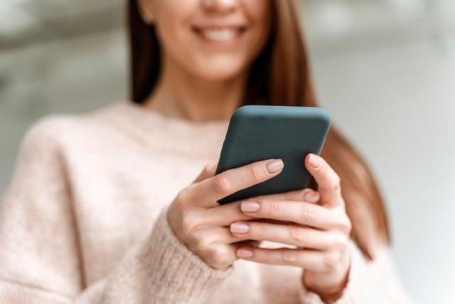 portrait-young-business-woman-with-mobile_23-2148908882