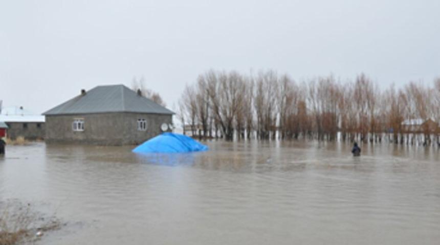 Ağrı'da evler sular altında kaldı