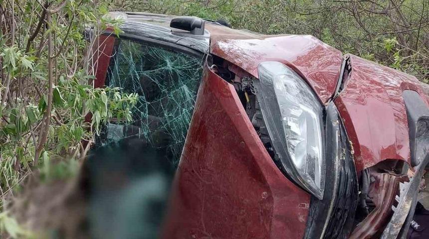 Lastiği patlayan araç takla atıp şarampole devrildi: 1 ölü, biri bebek 2 kişi yaralı