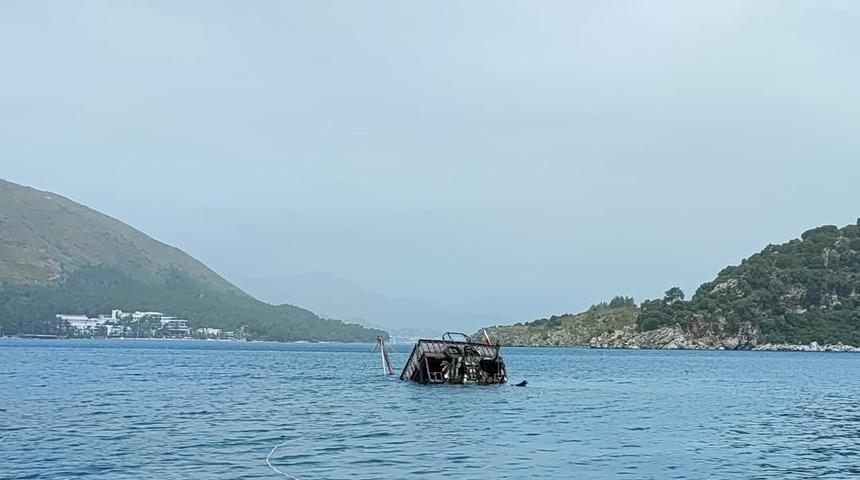 Marmaris’te açıkta demirleyen gezi teknesi battı