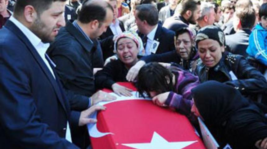 Polis memuru G&ouml;zde'ye y&uuml;rek burkan uğurlama