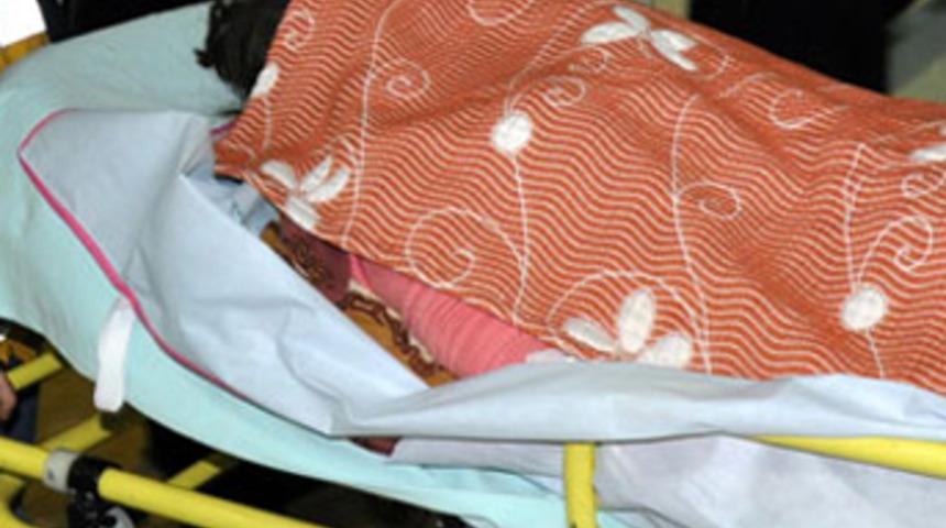 Karısını ve kızlarını bı&ccedil;akladı!