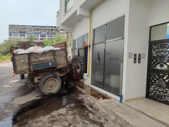 Bursa'da dükkana çarpan traktördeki 2 kişi yaralandı