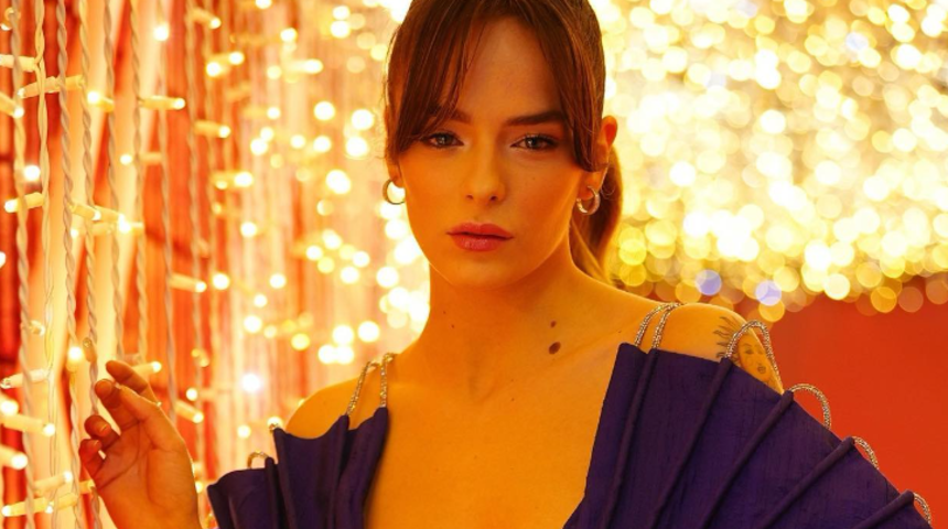 Adı Aras Bulut İynemli ile anılıyordu... Cadı'nın yıldızı Buse Meral tarzıyla galaya damga vurdu 