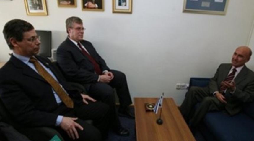 'Al&ccedil;ak koltuk' Danny Ayalon Antalya yolcusu