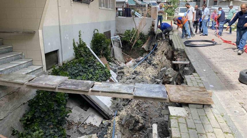 Avcılar’da 4 katlı binanın önündeki kaldırım çöktü