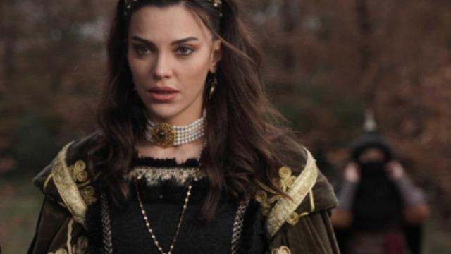 Tuvana Türkay sevenlerini korkuttu! Ünlü oyuncu hastaneye kaldırıldı