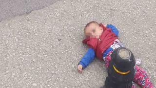 Böyle anne olmaz olsun! 7 aylık bebeğini yolun ortasına bıraktı
