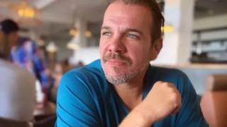 Türkiye'yi terk etmişti! 5. kez baba olmaya hazırlanan Tolga Karel'den aşk pozu 