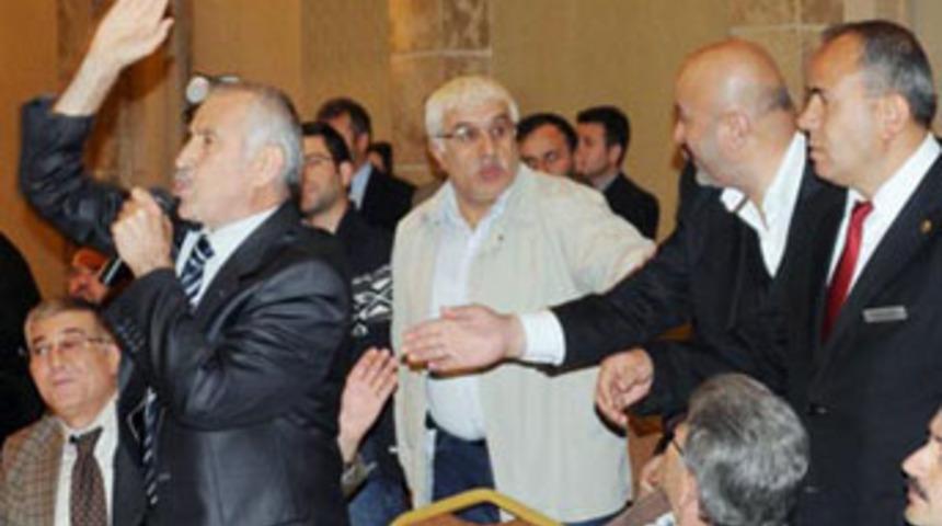 Akil insanlar toplantısında bayrak tepkisi