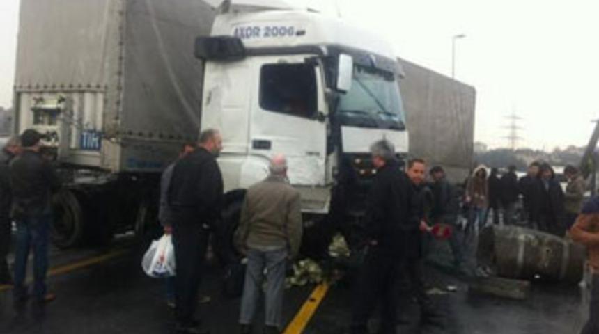 TIR, metrob&uuml;s yoluna girdi!